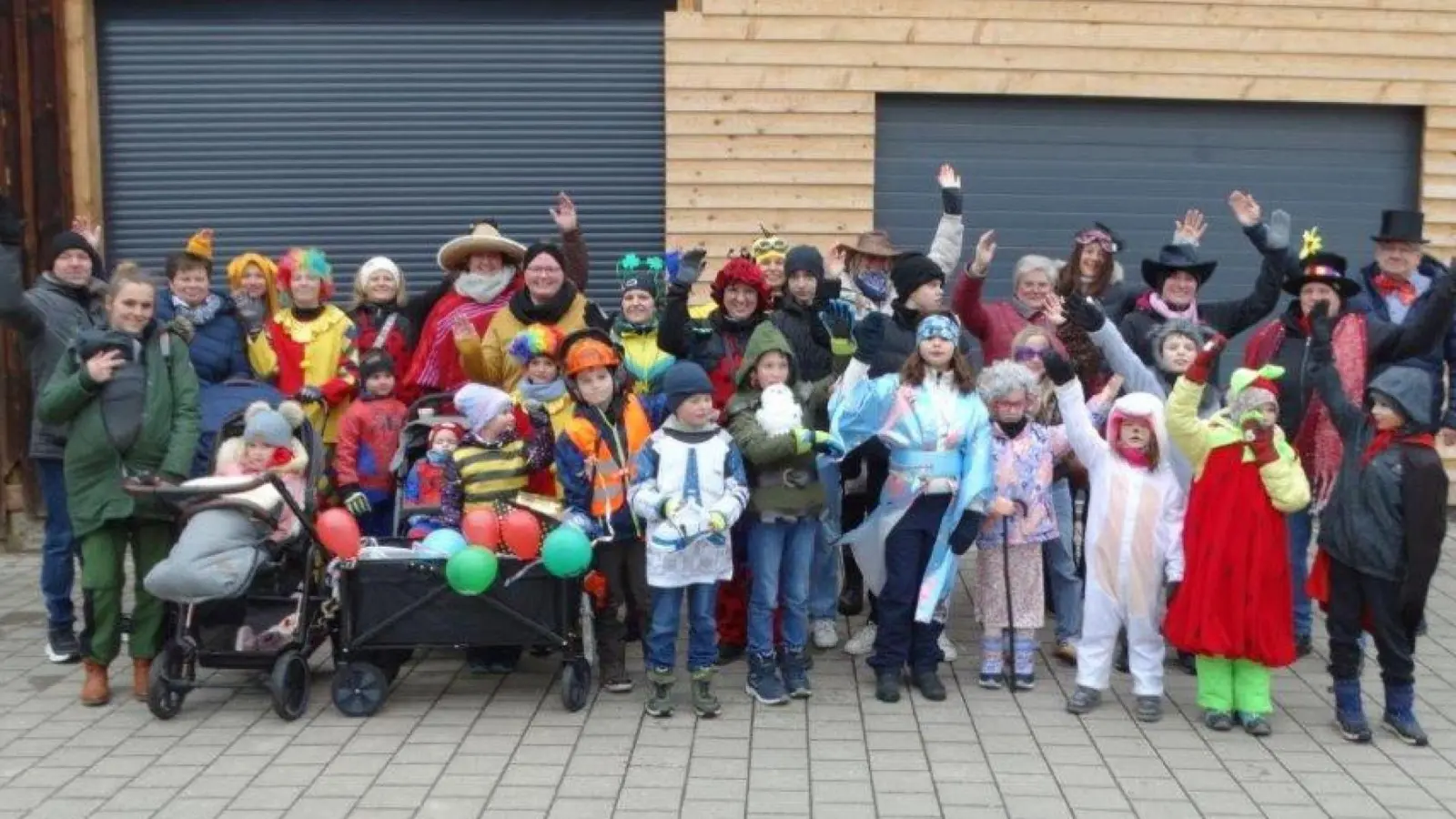 Eine große Schar an großen und kleinen Faschingsnarren war in Trevesen am Faschingssamstag unterwegs. (Bild: Tanja Wegmann)