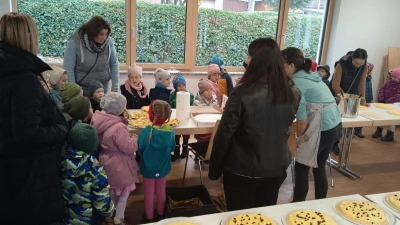 Kinder der Kindertagesstötte St. Franziskus Störnstein als Helfer beim Zubereiten der Kirwakuchen (Bild: Regina Reinl)