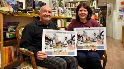 Der Tirsdhenreuther Aquarellmaler und KVT-Mitglied Rudolf Jäger (im Bild mit Buchhändlerin Stefanie Teicher von der Buchhandlung Rode) hat auch in diesem Jahr wieder seinem Verein, dem Kunstverein Tirschenreuth, seinen neuesten Kunstkalender 2026 vorgestellt. Vorsitzende Petra Schicker ist begeistert.  (Bild: Ulla Britta Baumer)