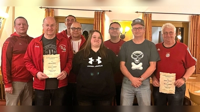 die neugewählte Vorstandschaft mit dem 1.Vorstand Christian Schaller, (3. von links / leicht verdeckt) sowie den beiden Ehrenmitgliedern Alfred Kölbel (2. von links) und Günther Herbst (rechts) (Bild: Norbert Weis)