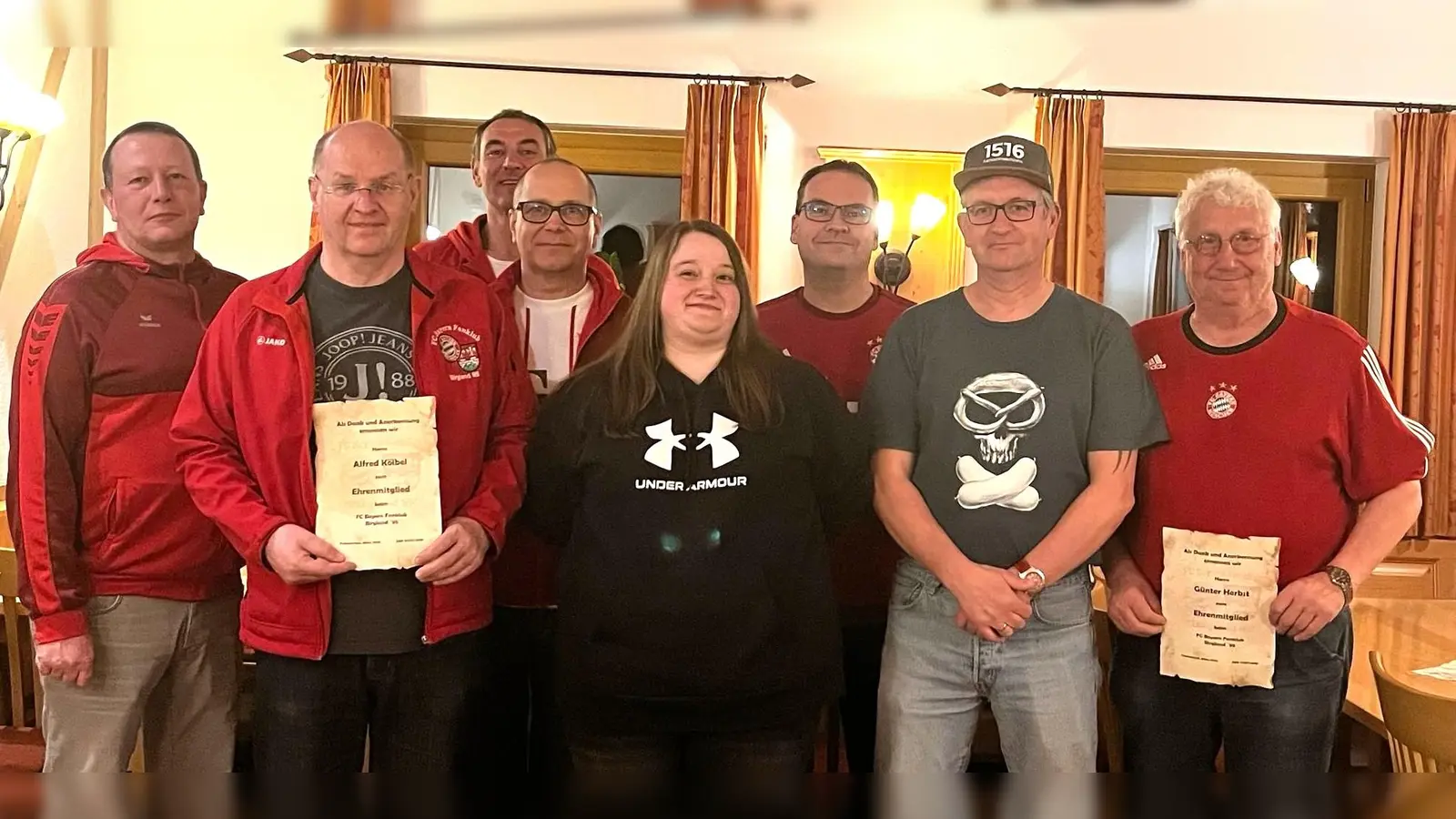 die neugewählte Vorstandschaft mit dem 1.Vorstand Christian Schaller, (3. von links / leicht verdeckt) sowie den beiden Ehrenmitgliedern Alfred Kölbel (2. von links) und Günther Herbst (rechts) (Bild: Norbert Weis)