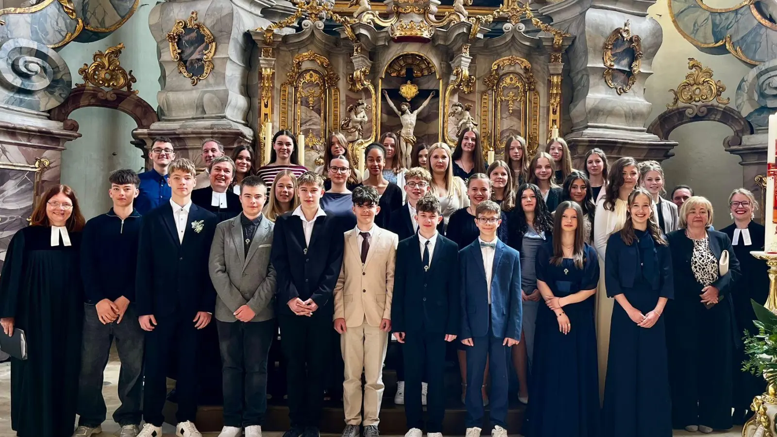 Die Konfirmierten mit Mitgliedern des Kirchenvorstands und ihren Teamerinnen und Teamern (Bild: Pfarrei St. Markus und Michael)
