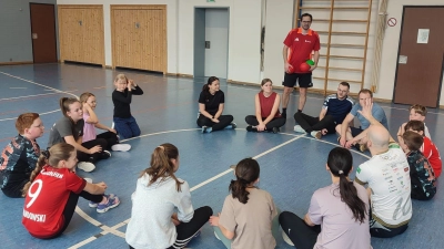 Roman Klos leitet den Spiel und Spaß - Nachmittag der Kolpingsfamilie Waldthurn (Bild: Andrea Weig)