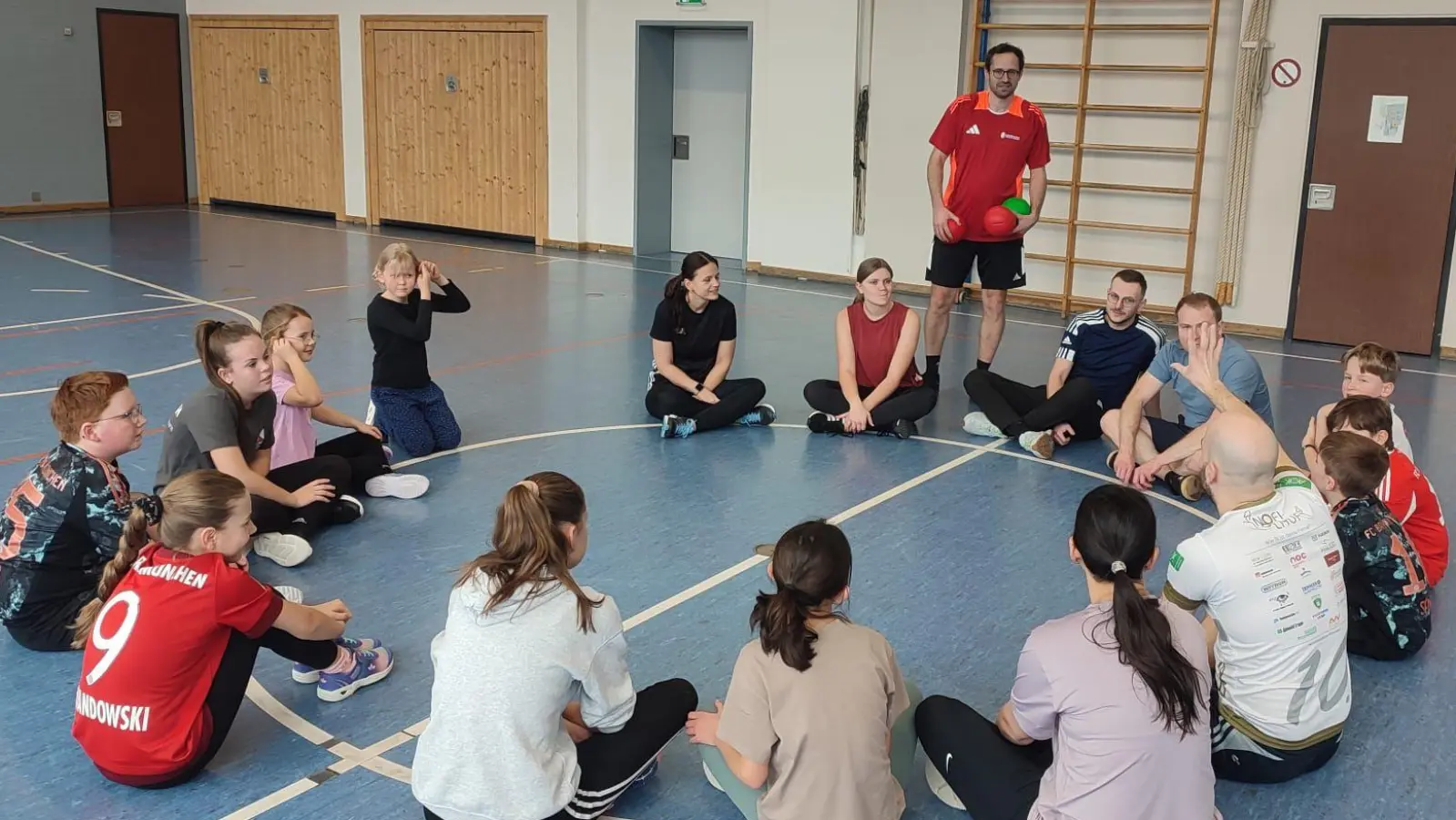 Roman Klos leitet den Spiel und Spaß - Nachmittag der Kolpingsfamilie Waldthurn (Bild: Andrea Weig)