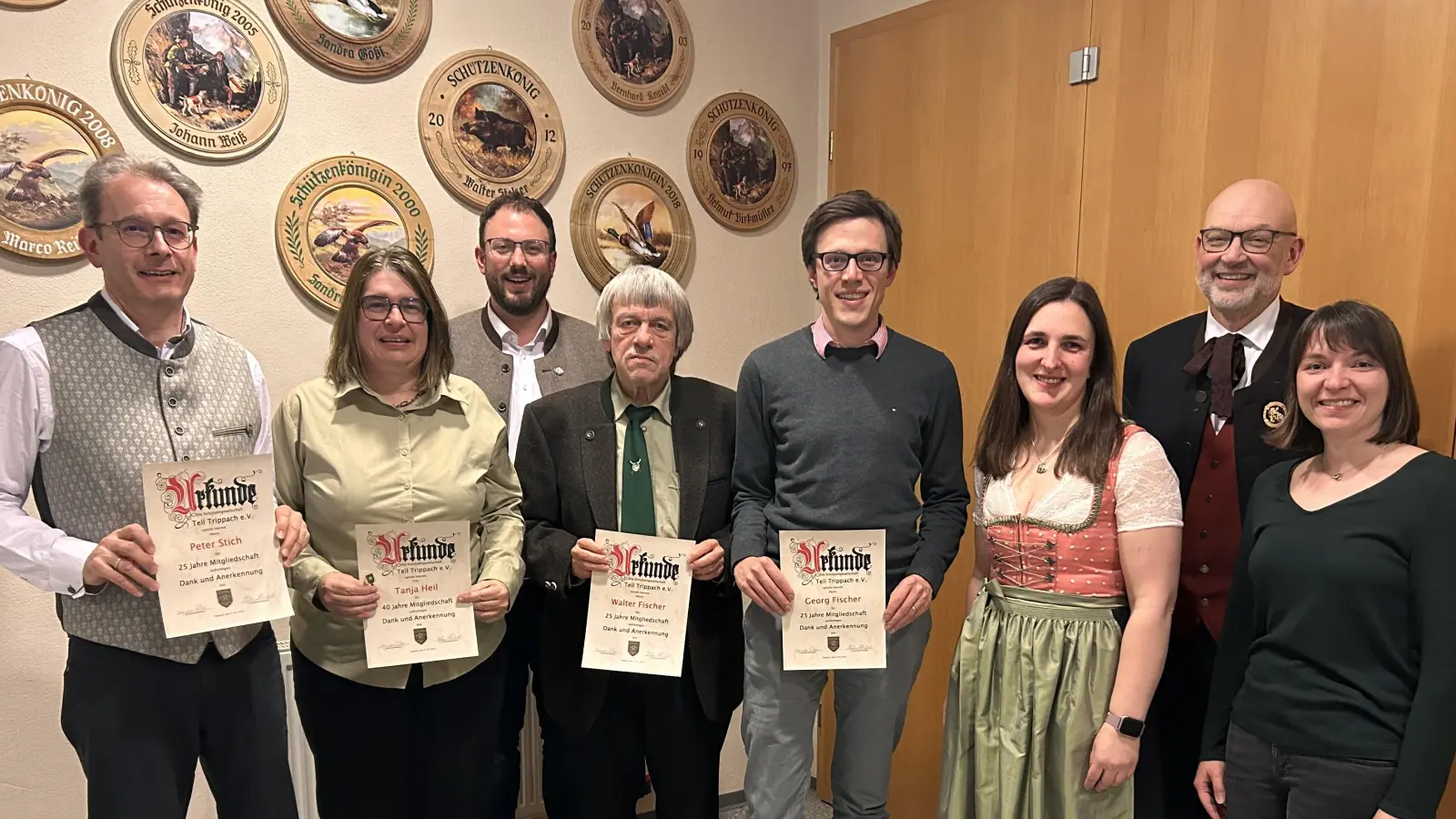 Den Geehrten gratulierten auch Zweiter Bürgermeister Julian Kraus und Gauschützenmeister Wolfgang Weiß (hinten von links) sowie Vorsitzende Daniela Siller und Gemeinderätin Nicole Presche (vorne rechts). (Bild: Siegfried Bock)