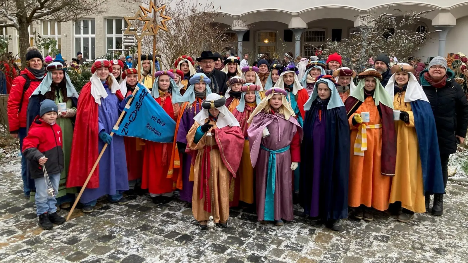 Neuhauser Ministranten mit Bischof Rudolf Voderholzer. (Bild: Christian Windschiegl)