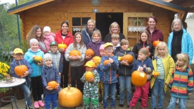 Voller Stolz präsentierten die Kinder ihre Kürbisse. (Bild: Gerd Neumann)