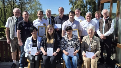 Schützenmeister Karl Eckert und Ehrenschützenmeister Adolf Praschel konnten fleißige Mitglieder der Naabtlschützen Gesellschaft Unterköblitz mit der Ehrennadel des BSSB auszeichnen. (Bild: Max Biller)