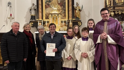 Ehrung der Mesnerjubilare Maria Kulzer + Alois Sorgenfrei mit Pfarrer Wolfgang Dietz. (Bild: Mayer Gabi, Elisabeth Bücherl-Beer)