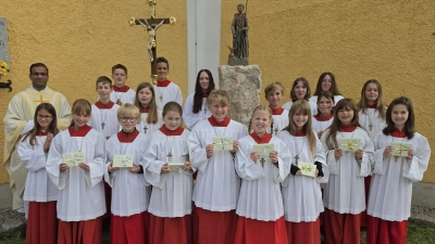 Pfarrer Pater Anish George mit seinen acht neuen Ministranten (Reihe vorne) sowie den übrigen Minis. (Bild: Josef Söllner)