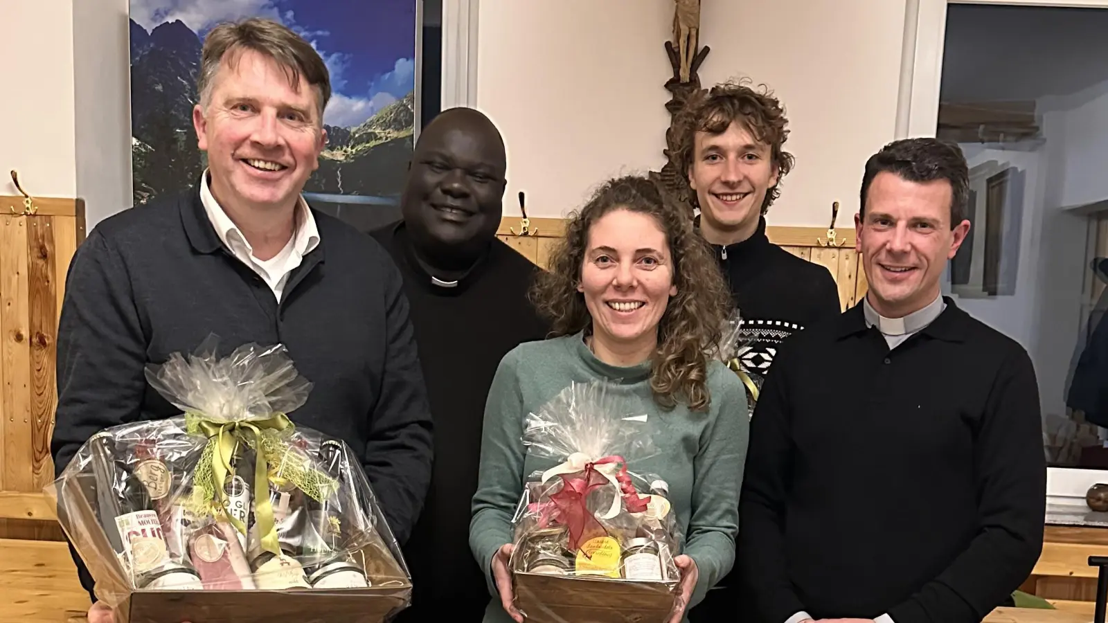 V.l. Stefan Bauer, Vikar Robert Amandu, Siliva Sitter-Weiß, Simon Hoffman, Pfarrer Thomas Kohlhepp. (Bild: Jürgen Steinsdörfer)