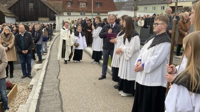 Segnung der Gräber durch Dekan Alexander Hösl (Bild: Josef Glas)