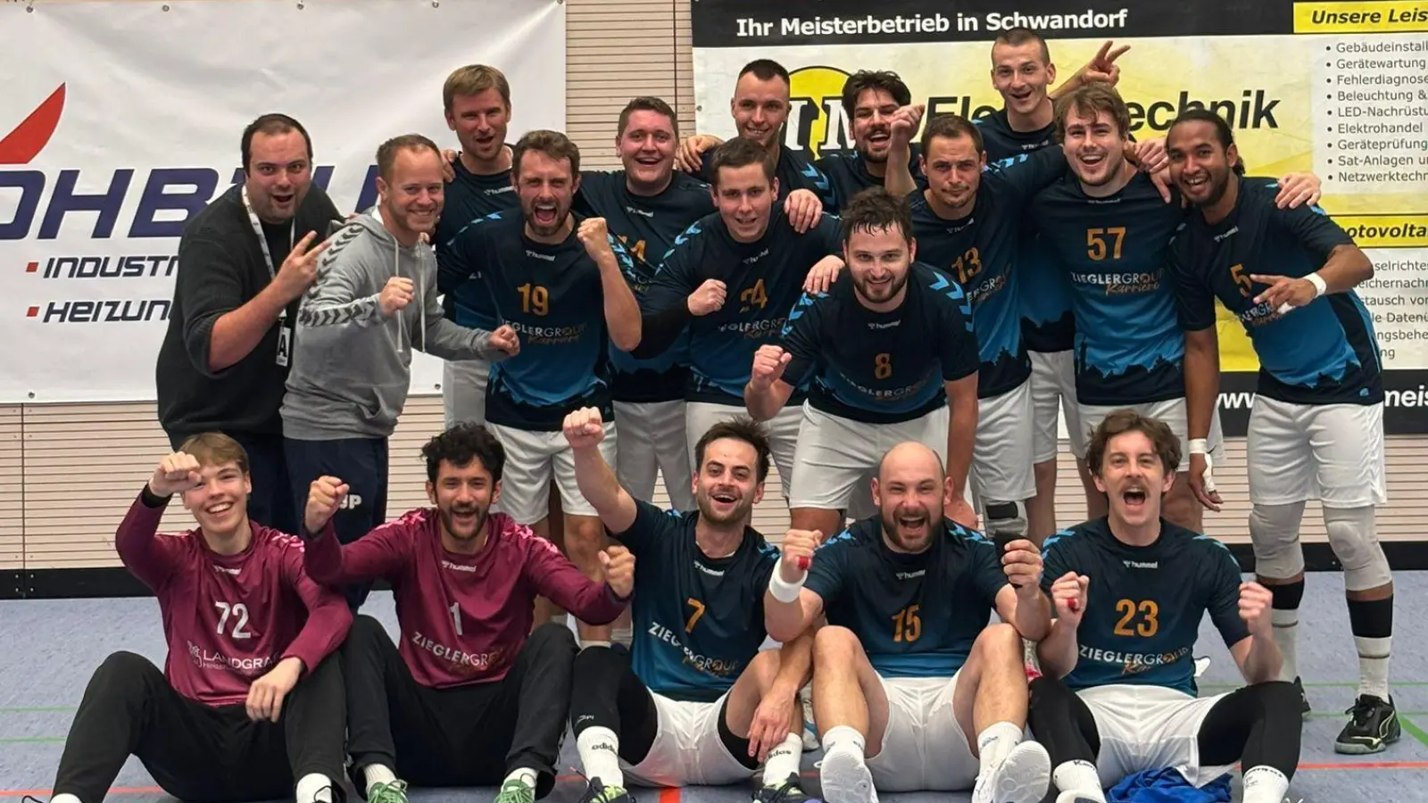 Siegerfoto nach dem 27:26 Sieg in Wackersdorf (Bild: Hannah Härtl)