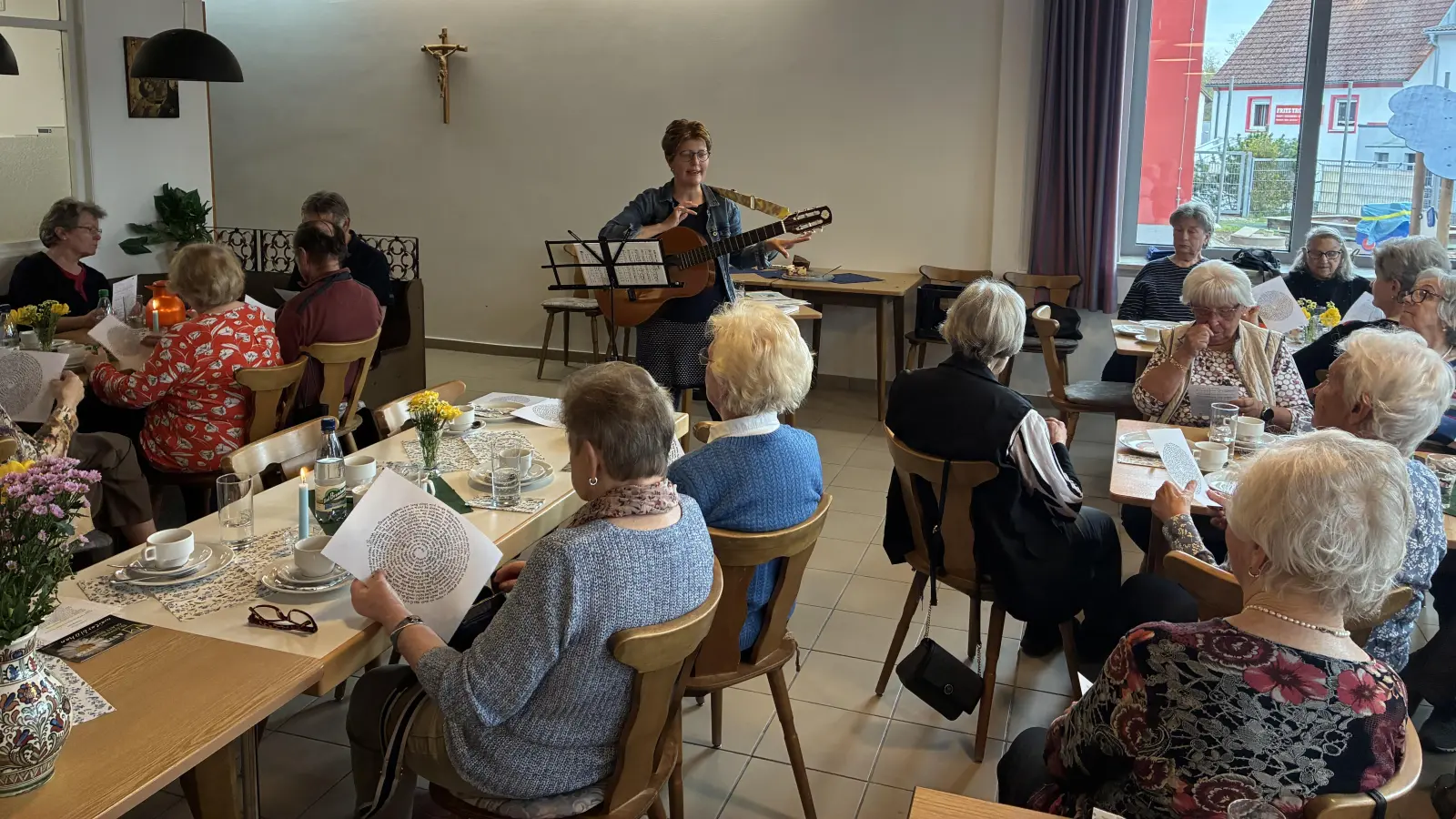 Referentin Kathrin Karban-Völkl bei den Senioren der Pfarreiengemeinschaft St. Elisabeth/Maria Waldrast in Weiden. (Bild: Margit Konze)