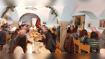 In der Zoiglstube Schoilmichl fanden sich zum Frühjahrszoigl wieder viele Besucher ein. (Bild: Denise Heimerl)