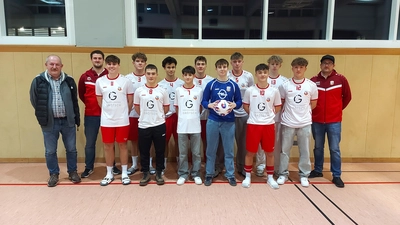 Die Siegermannschaft mit Kreisjugendleiter Klaus Meier (links), Trainer Michael Riedl und Mannschaftsverantwortlichen Waldemar Widiker (Bild: Bernd Stengl)