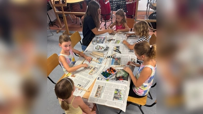 Mit viel Spaß gestalteten die Kinder in verschiedenen Gruppen an Kronkorken-Rassen. Reisshakern und Blumentopftrommeln. (Bild: Hanna Hofmann)