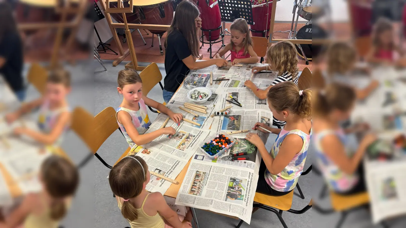 Mit viel Spaß gestalteten die Kinder in verschiedenen Gruppen an Kronkorken-Rassen. Reisshakern und Blumentopftrommeln. (Bild: Hanna Hofmann)