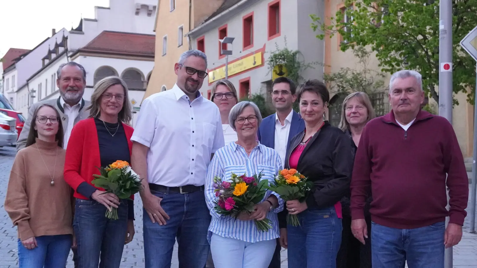 Der neue Vorsitzende des Netzwerks Nabburg, Christopher Schmal (Vierter von rechts) zusammen mit der bisherigen Vorsitzenden Gisela Westiner. (Bild: Marko Pammer)