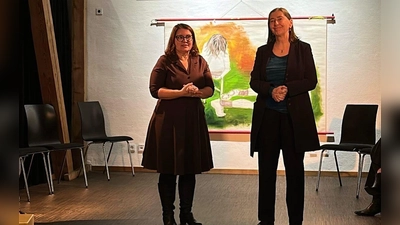 Eva Konz und Heidi Maria Götzfried (v. li.) widmen sich interessanten Kunststilrichtungen. Ihre Gemeinschaftsausstellung im Kunsthaus ist einen Beusch wert.  (Bild: Luca Braun)
