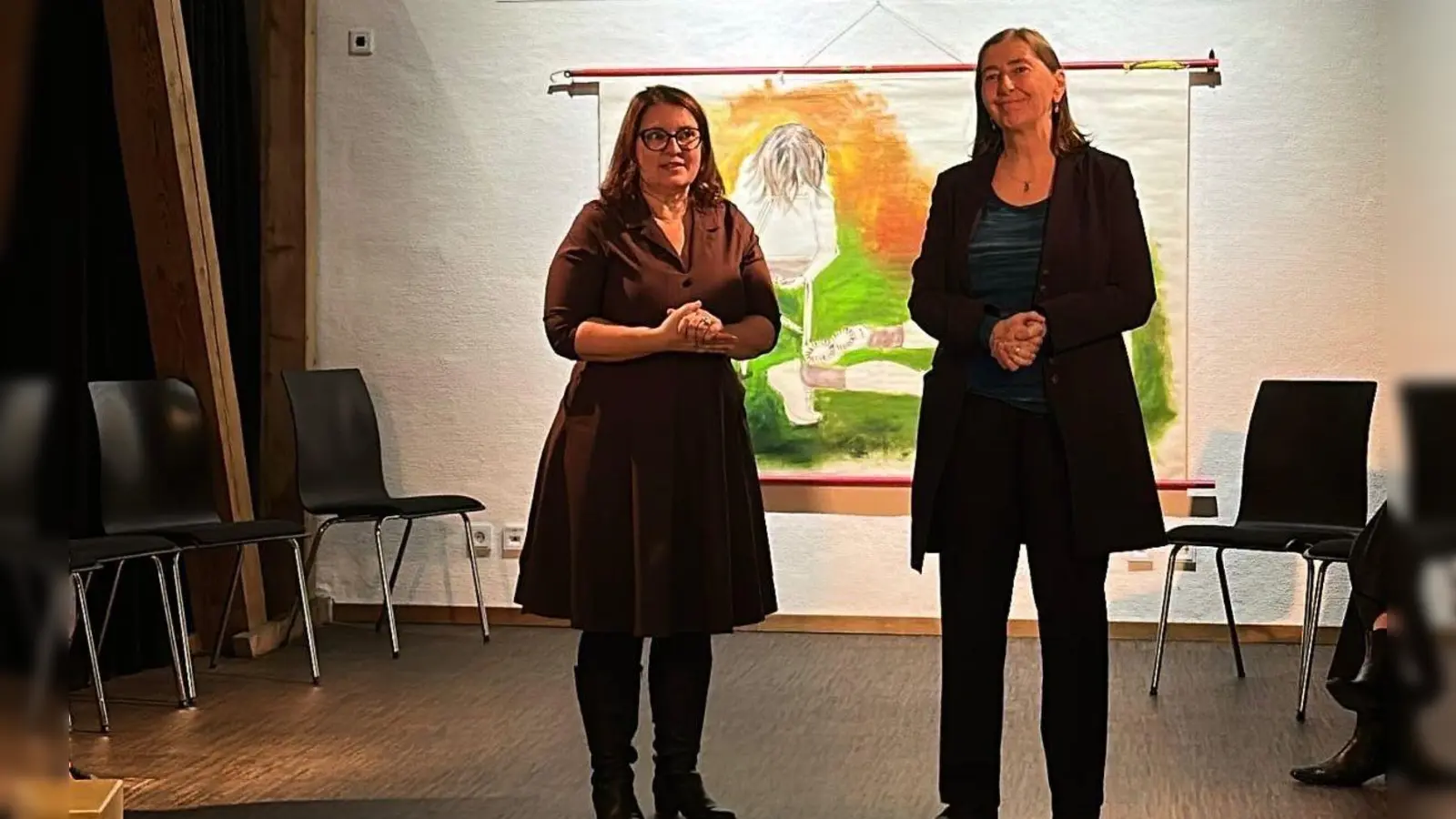 Eva Konz und Heidi Maria Götzfried (v. li.) widmen sich interessanten Kunststilrichtungen. Ihre Gemeinschaftsausstellung im Kunsthaus ist einen Beusch wert.  (Bild: Luca Braun)