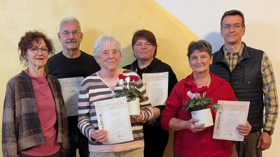 Im Rahmen der Hauptversammlung fand auch die Ehrung langjähriger Mitglieder statt. Von links nach rechts: Inge Härtl (Vizekreisvorsitzende), Josef Kuchenreuther, Theres Prechtl, Birgit Pinzer, Maria Lorenz, Thomas Zehrer (1. Vorsitzender). (Bild: Christa Vogl)