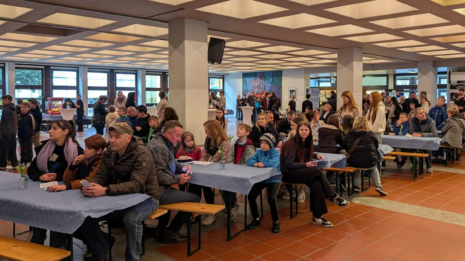 Zu Beginn der Veranstaltung lauschten interessierte Eltern und Schüler den einführenden Worten des Schulleiters RSD Michael Meier.  (Bild: Stefanie Müller)