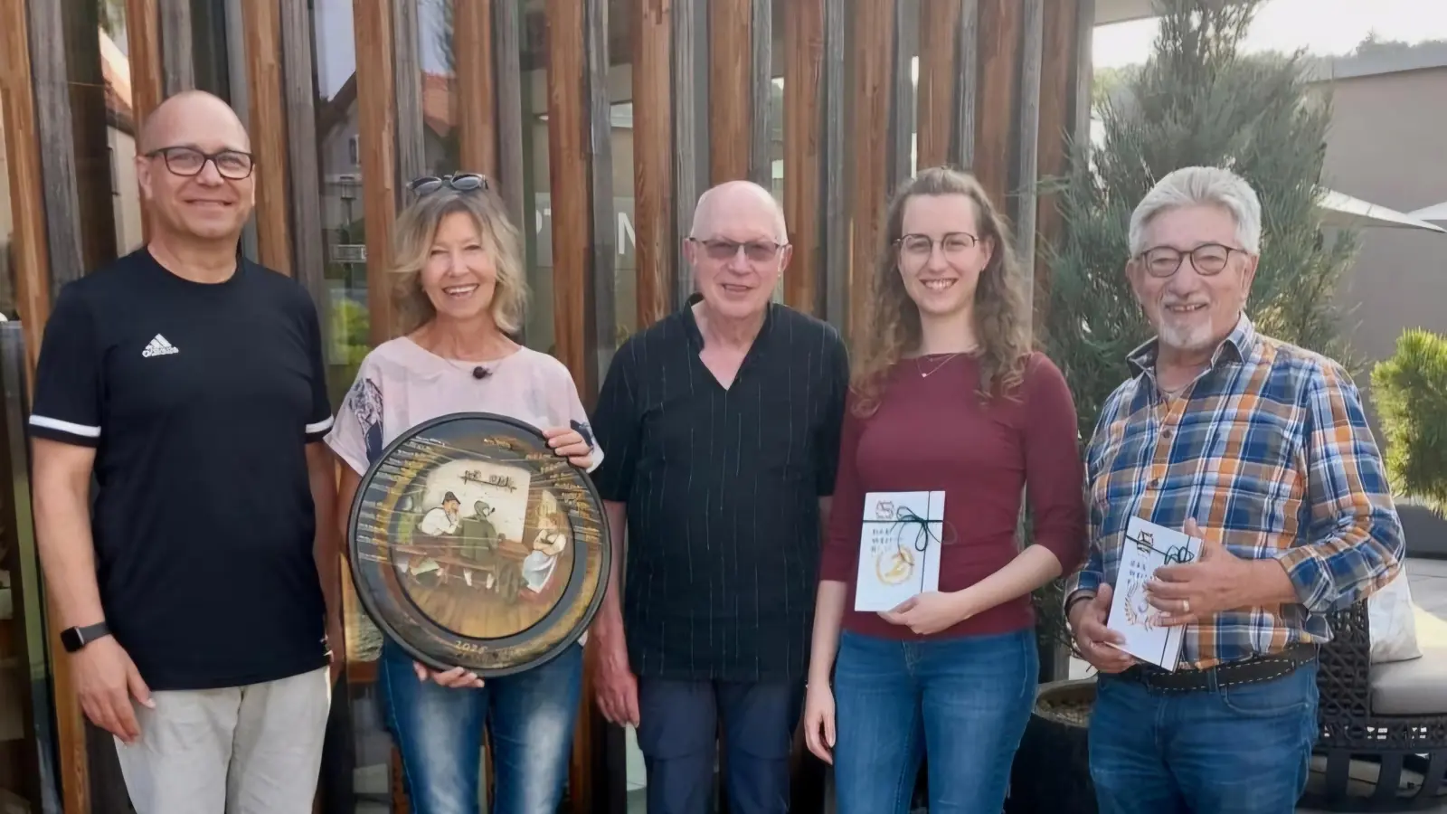 von links: Schießleiter Bertram Menzel, erste Siegerin Heidi Loos mit Scheibe, Schützenmeister Werner Gleißner, zweite Siegerin Larissa Koller, dritter Sieger Lorenz Geitner (Bild: Michaela Purrer)