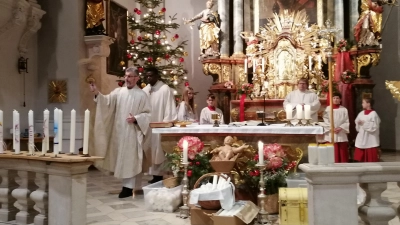 Segnung der Kerzen durch Pfarrer Helmut Brügel und Pfarrvikar Ndudi. (Bild: Anita Hartmann)