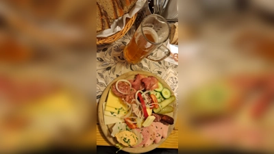 Gemütliches Beisammensein bei Zoigl und zünftigen Brotzeiten. (Bild: Doris Borchardt)