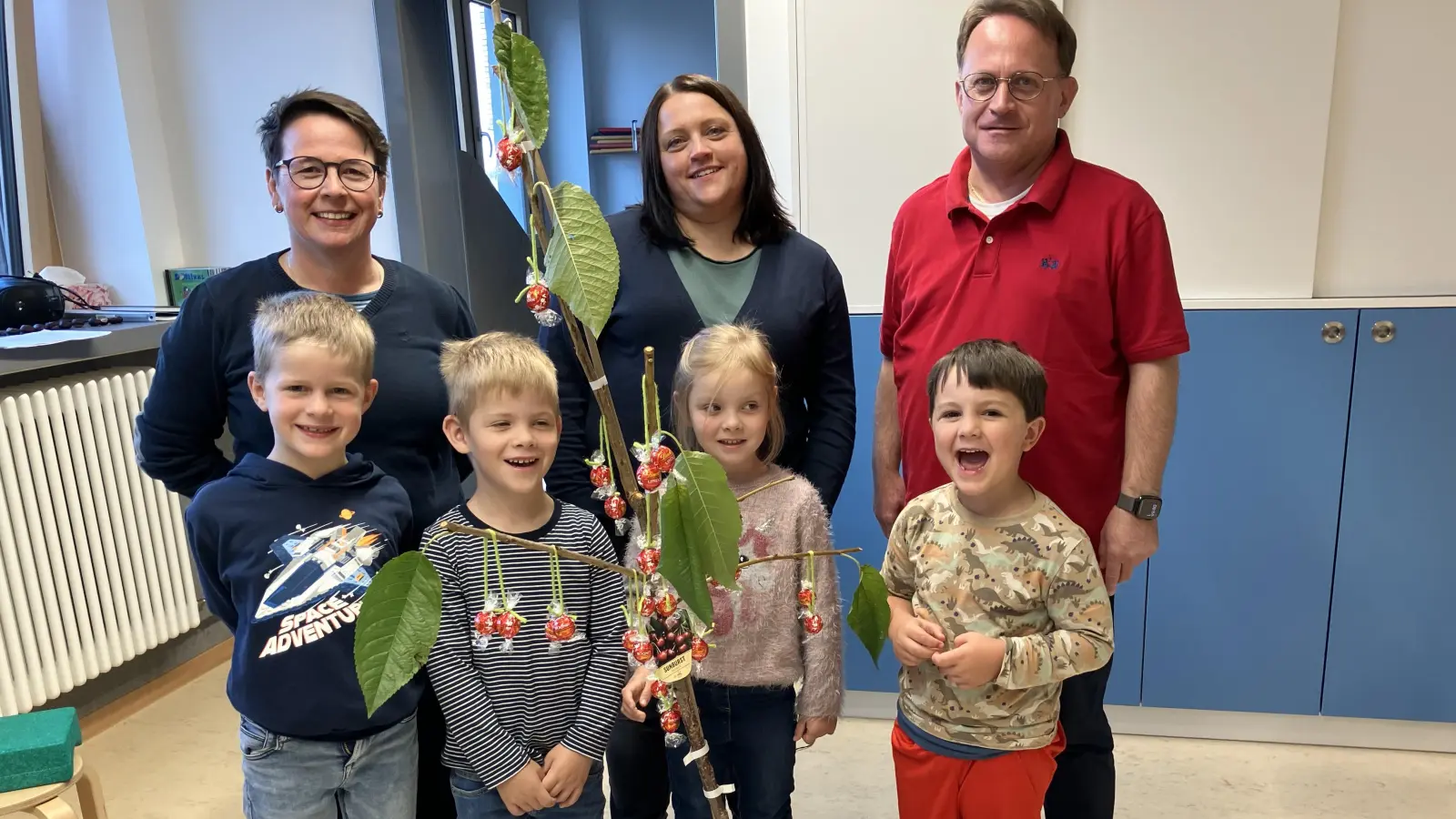 Pfarrer Hösl, Leitung und Kinder gratulierten Frau Hartl-Baudrexl (Bild: Ursula Zimmermann)