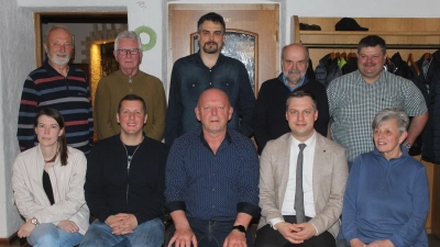 Bild zeigt den alten und neuen Vorsitzenden Josef Söllner (v.Mitte) zusammen mit Anna Ritter (v.v.li) stellvertretender Vorsitzender Johannes Prechtl,, Bürgermeister Wolfgang Söllner, Gabi Filberth<br>(hi.v.li.) Bernd Würstl, Hubert Becher senior, Thomas Seitz, Rudi Rubenbauer, zweiter Bürgermeister Michael Sticht (Bild: Josef Söllner )