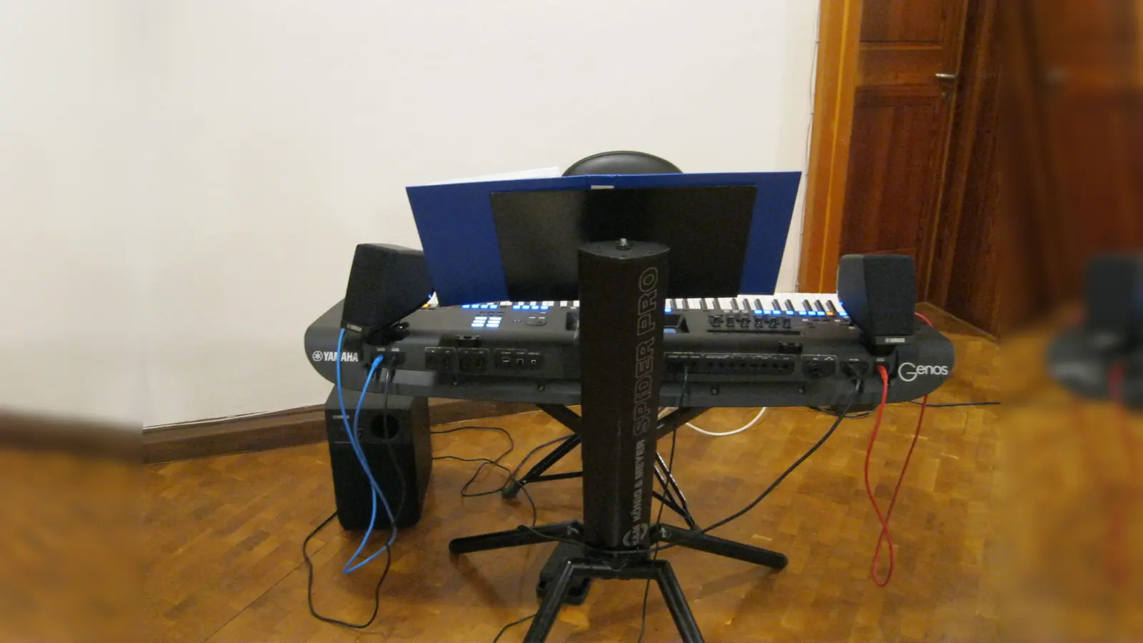 Noch ist das Keyboard verwaist, aber am 26. März 2026 wird uns Bernhard Götz wieder beim offenen Singen begleiten, das bereits zum 7. Mal in der Jesus Christus-Kirche in Altenstadt/WN stattfindet. (Bild: Kurt Seibold)