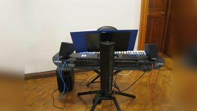 Noch ist das Keyboard verwaist, aber am 12. März 2026 wird uns Bernhard Götz wieder beim offenen Singen begleiten, das bereits zum 7. Mal in der Jesus Christus-Kirche in Altenstadt/WN stattfindet. (Bild: Kurt Seibold)