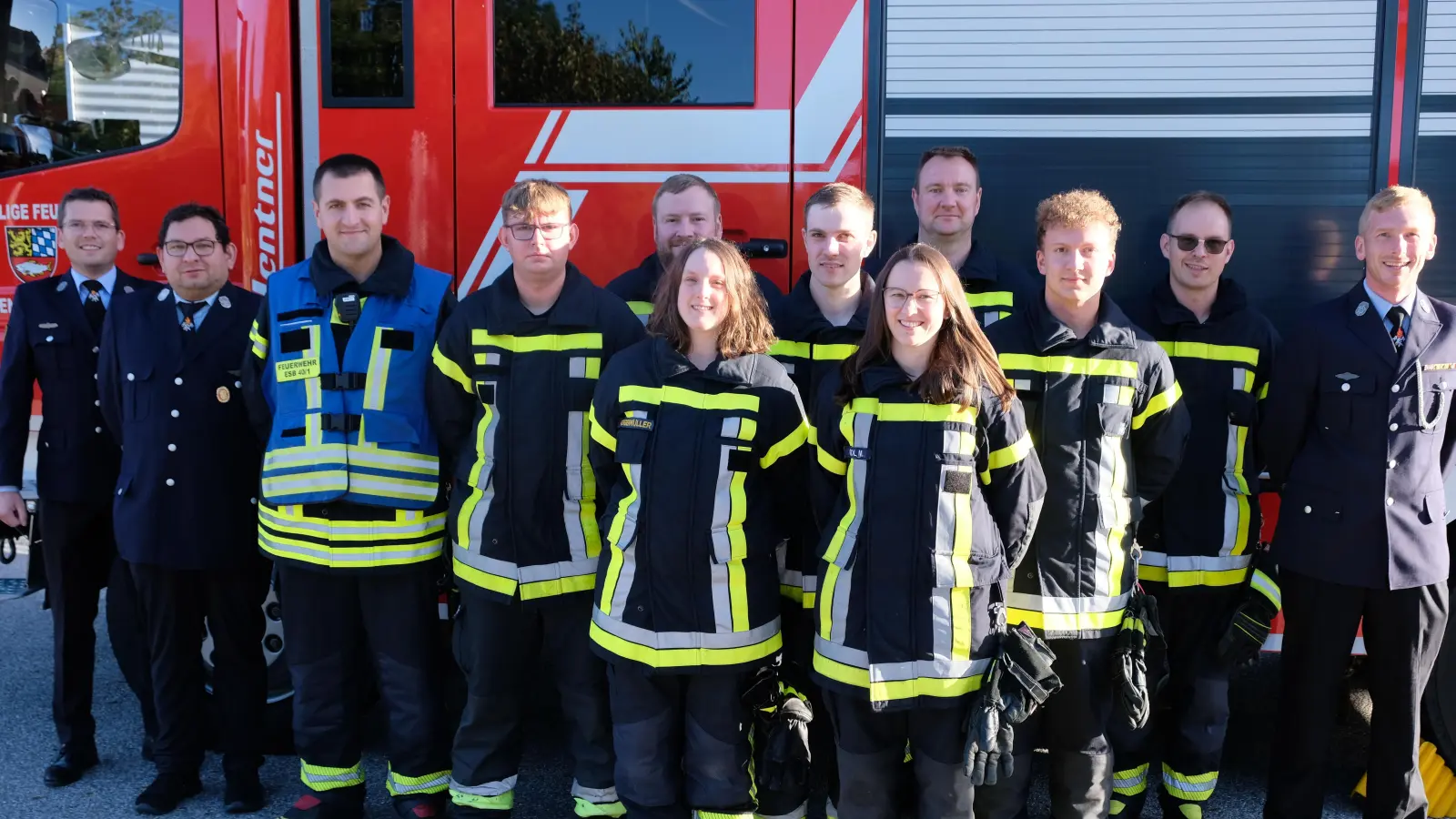 Keine Panne - im Gegenteil. Über eine perfekte Demonstration ihres Leistungsstandes freute sich eine Mannschaft der Eschenbacher Wehr bei der 69. Leistungsprüfung. Zur bestandenen Prüfung gratulierten Bürgermeister Marcus Gradl und die Feuerwehrführung um die Vorstände Korbinian Dunzer und Fabian Gradl und Kommandant Patrick Dobmann. (Bild: Robert Dotzauer)