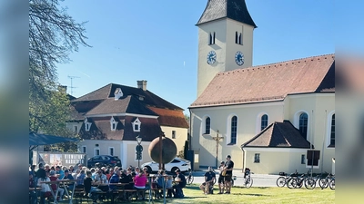 Die Schloßwiese war ab 11 Uhr immer gut gefüllt. (Bild: Stefanie Lobenhofer)