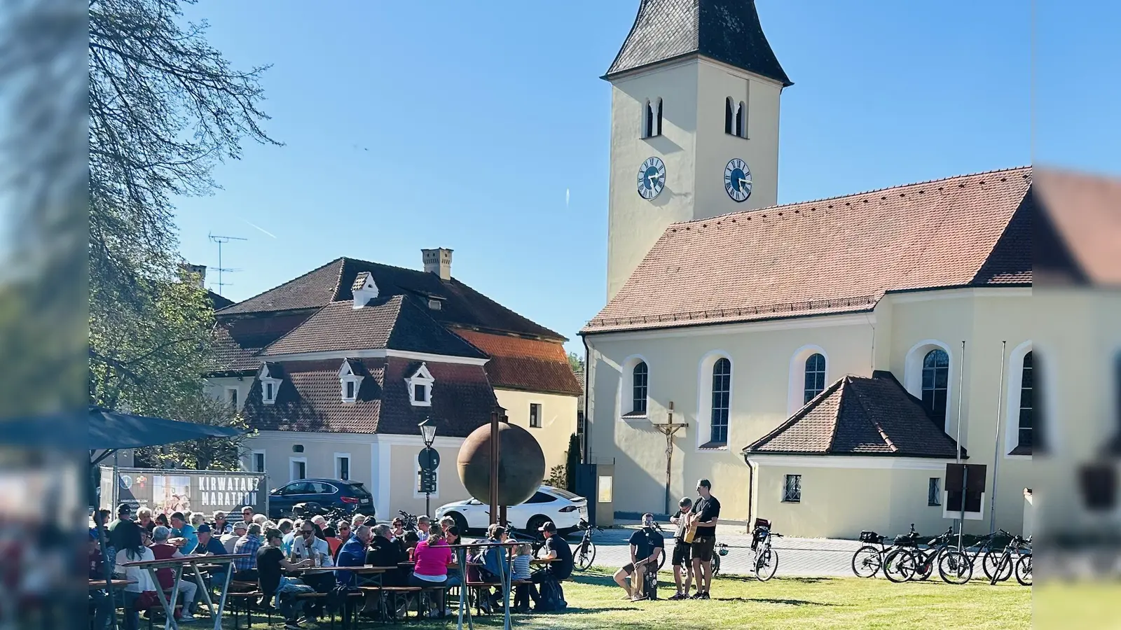 Die Schloßwiese war ab 11 Uhr immer gut gefüllt. (Bild: Stefanie Lobenhofer)
