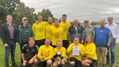 Das siegreiche Team der Straßenfaustballer eingerahmt von Bürgermeister Martin Fleischmann (ganz links) und dem stellvertretenden Landrat Michael Rischke (ganz rechts). (Bild: Stephanie Winter)