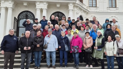 „Unsere Reisegruppe vor dem prachtvollen Schloss Belvedere – gut gelaunt, kulturbegeistert und bereit für Wiener Schmäh und süße Versuchungen!“  (Bild: Walter Heldrich)