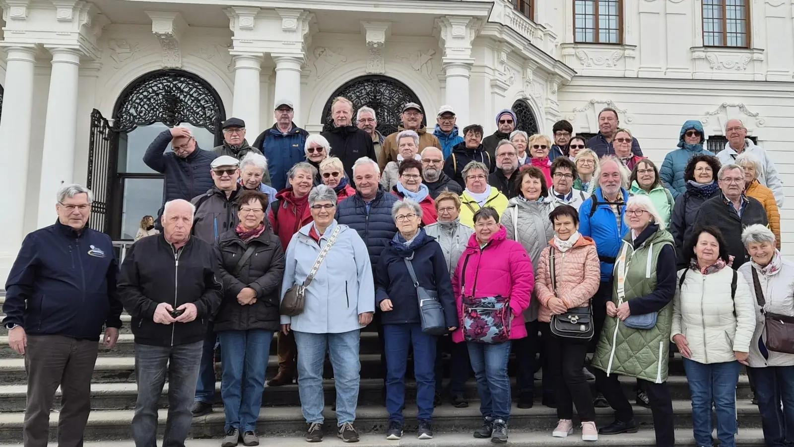 „Unsere Reisegruppe vor dem prachtvollen Schloss Belvedere – gut gelaunt, kulturbegeistert und bereit für Wiener Schmäh und süße Versuchungen!“  (Bild: Walter Heldrich)