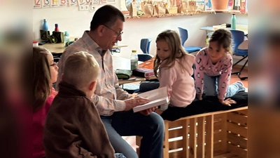 Vorleser Peter Stingl begeisterte mit Geschichten über Conny. (Bild: Michaela Bergmann)