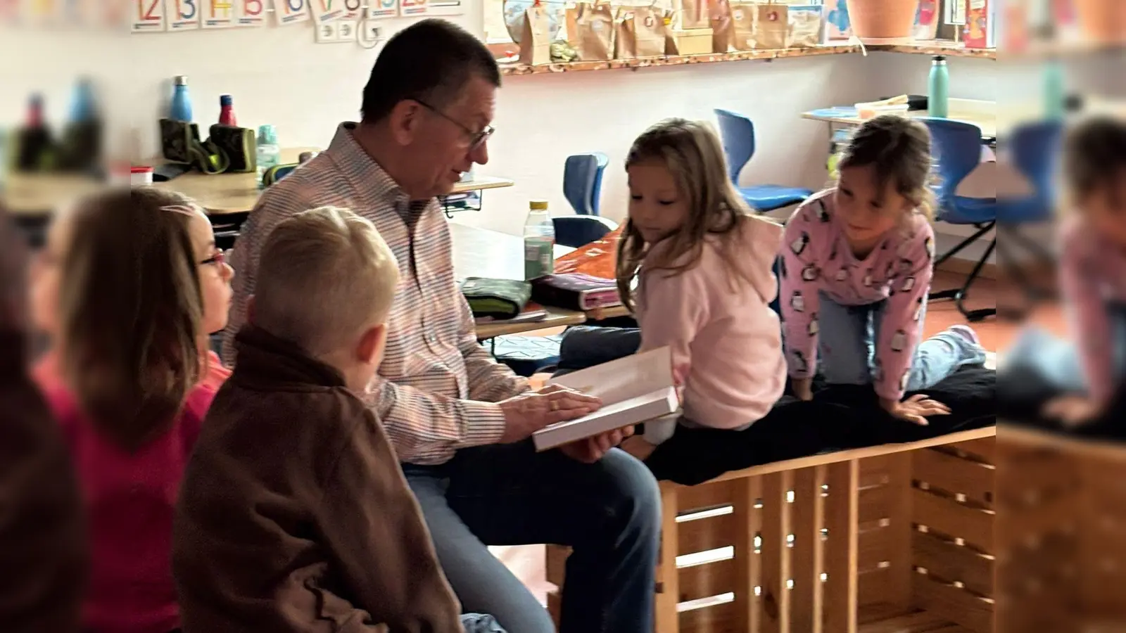 Vorleser Peter Stingl begeisterte mit Geschichten über Conny. (Bild: Michaela Bergmann)