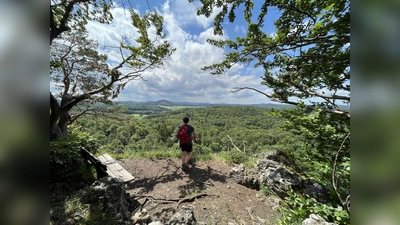 Wandern unter weiß-blauem Himmel: Eine Wanderin genießt den weiten Blick über das Amberg-Sulzbacher Land. (Bild: Martina Beierl)