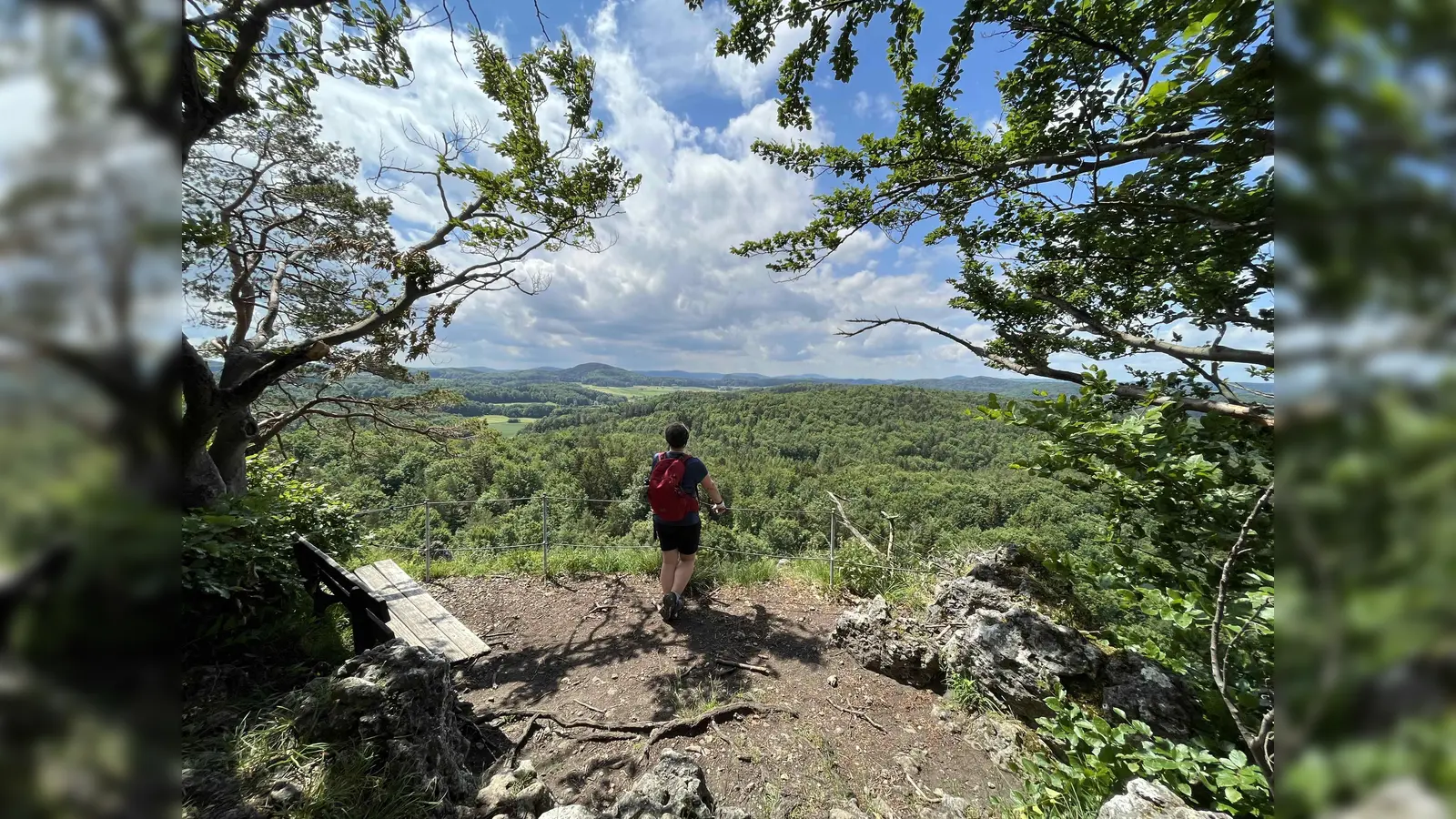 Wandern unter weiß-blauem Himmel: Eine Wanderin genießt den weiten Blick über das Amberg-Sulzbacher Land. (Bild: Martina Beierl)