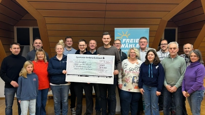 Bürgermeisterkandidat Frederic Pröls und sein Team bei der Spendenübergabe. (Bild: Barbara Streit)