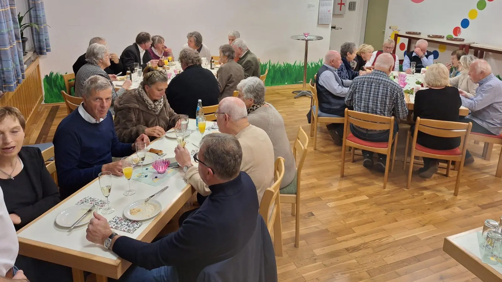 12 Paare waren zum Ehejubiläum gekommen. Nach der Messe saß man im Pfarrheim beisammen.  (Bild: Miriam Sperber)