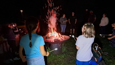 Dass Lagerfeuer begeisterte die Wanderer. (Bild: Margit Rösch)