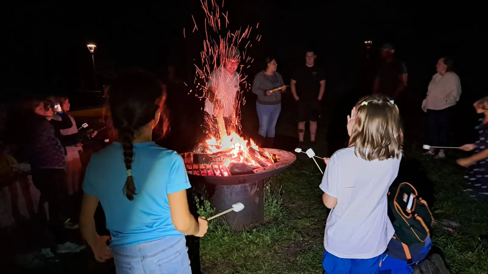 Dass Lagerfeuer begeisterte die Wanderer. (Bild: Margit Rösch)