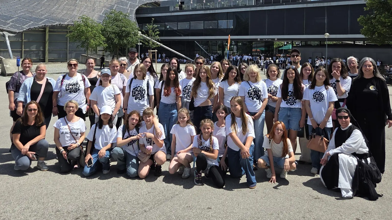 Der Schulchor der Mädchenrealschule der Zisterzienserinnen Waldsassen „MRS Angels” zusammen mit den begleitenden Lehrkräften und Eltern vor der Olympiahalle München (Bild: Gerhard Skupin)