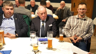 (von links) lauschen Bürgermeister Dieter Dehling, der Bezirksvorsitzende des Bayerischen Soldatenbundes (BSB) Oberfeldwebel der Reserve Horst Embacher und der Kreisvorsitzende des BSB Amberg-Sulzbach Rafael Kämmerer dem Jahresbericht des 1.Vorsitzenden der SRK Illschwang Fritz Falk (rechts) (Bild: Norbert Weis)